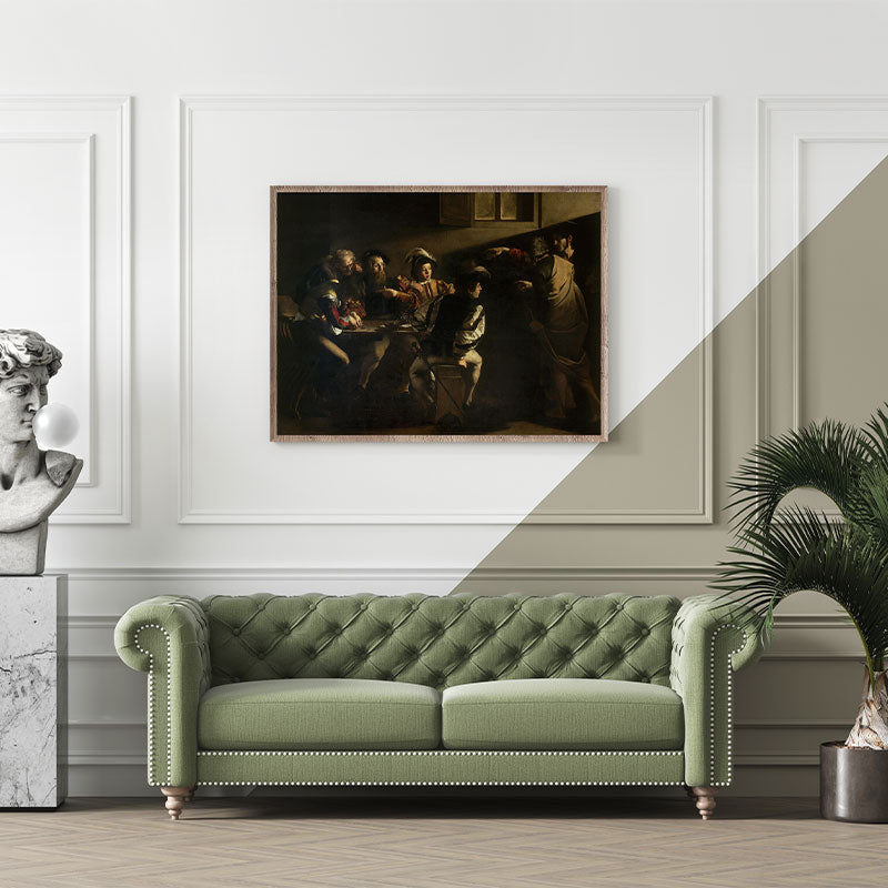 Quadro A Vocação de São Mateus Pendurado Acima de Sofá Verde.