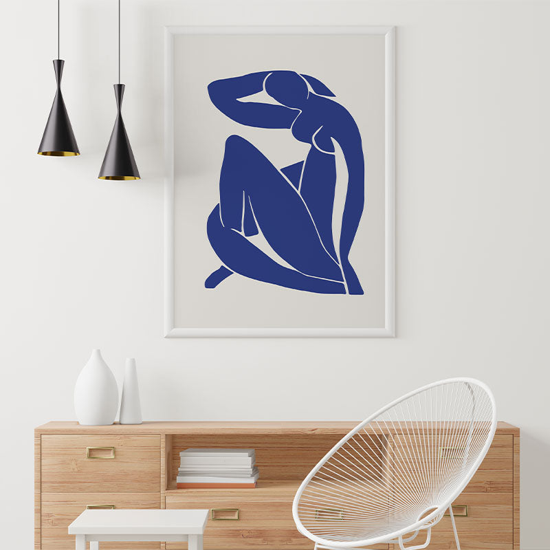 Quadro Blue Nude II Pendurado Acima de Móvel de Madeira.