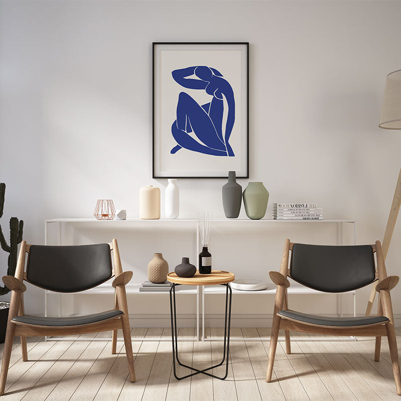 Quadro Blue Nude II Pendurado em Sala Minimalista.