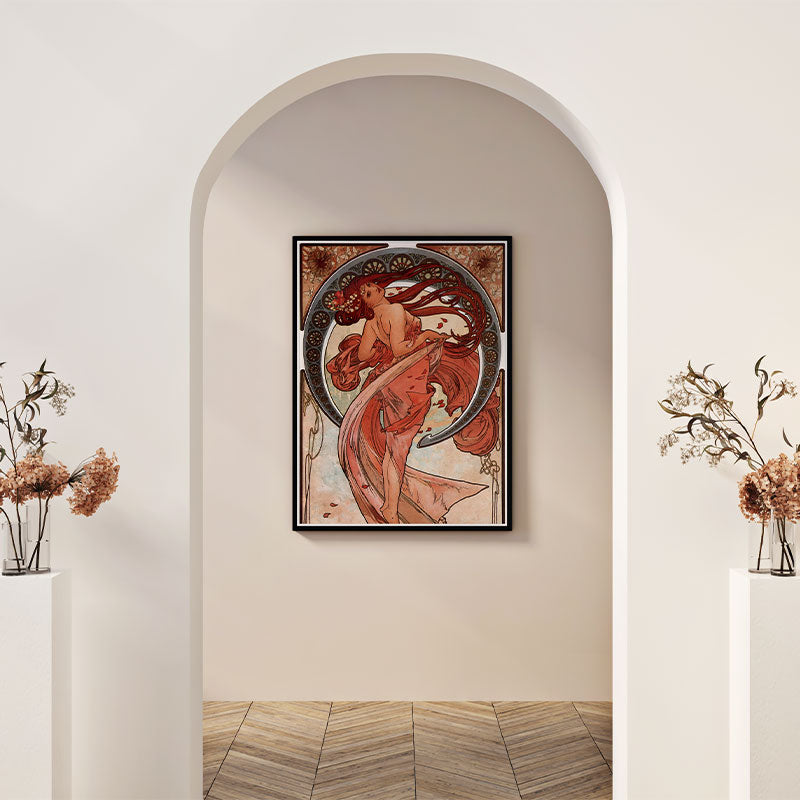 Quadro Dança Alphonse Mucha Pendurado em Corredor.
