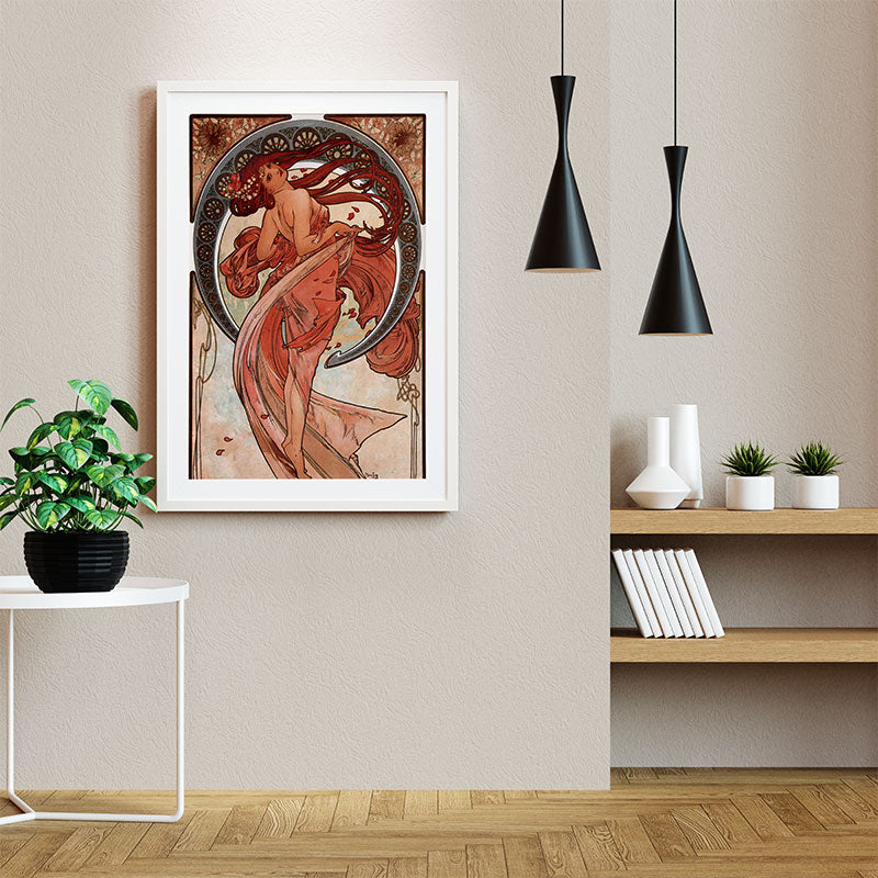 Quadro Dança Alphonse Mucha Pendurado ao Lado de Luminárias Pretas.