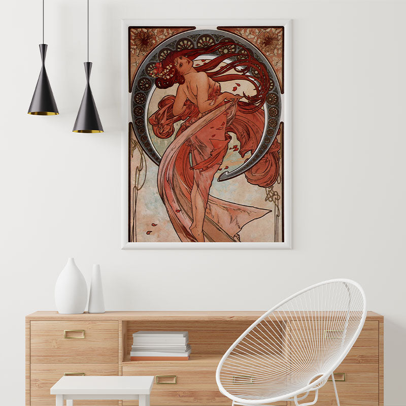 Quadro Dança Alphonse Mucha Pendurado Acima de Móvel de Madeira.