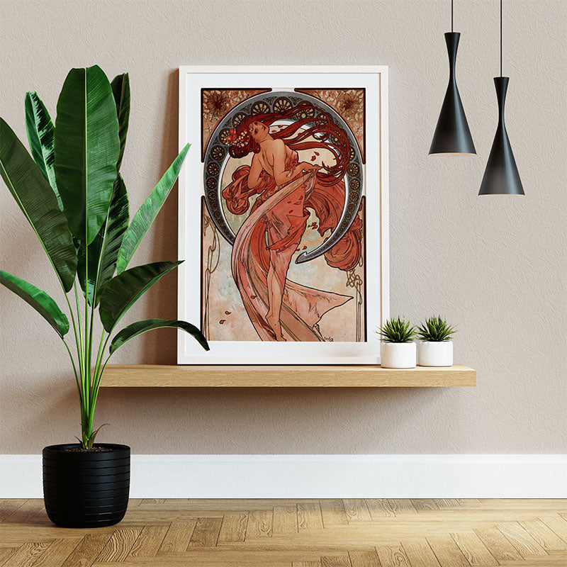 Quadro Dança Alphonse Mucha Pendurado ao Lado de Planta Verde.