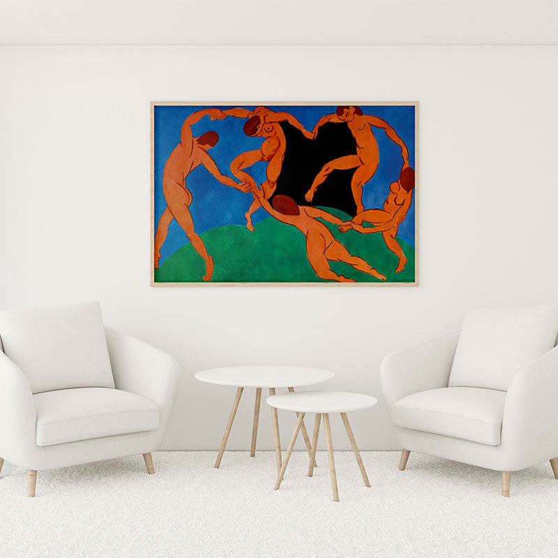 Quadro Decorativo A Dança Matisse em moldura clara, pendurado em parede branca, compondo a decoração de uma sala minimalista.