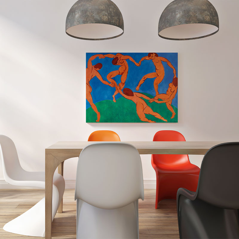 Quadro Decorativo A Dança Matisse sem moldura, pendurado em parede branca, decorando sala de jantar moderna com cadeiras coloridas.