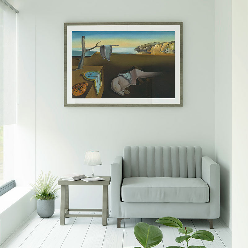 Quadro Decorativo A Persistência Da Memória Pendurado Acima de Sofá Cinza