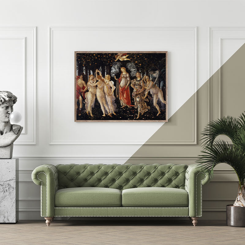 Quadro Decorativo A Primavera Botticelli Pendurado Acima de Sofá Verde.
