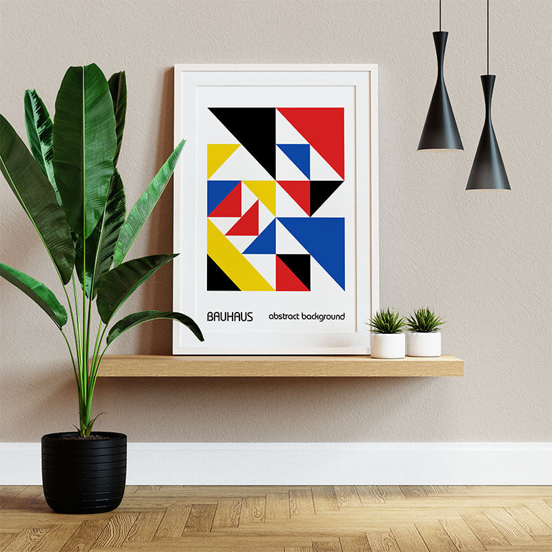 Quadro Decorativo Abstrato Bauhaus Pendurado ao Lado de Planta Verde.