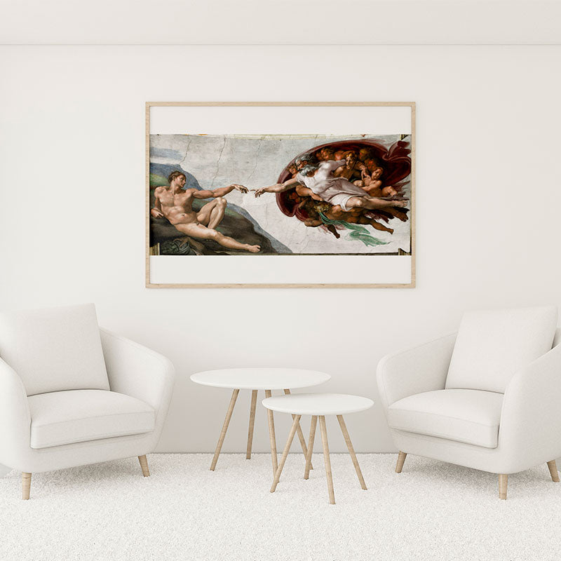 Quadro Decorativo A Criação de Adão com moldura clara pendurado em uma sala minimalista.