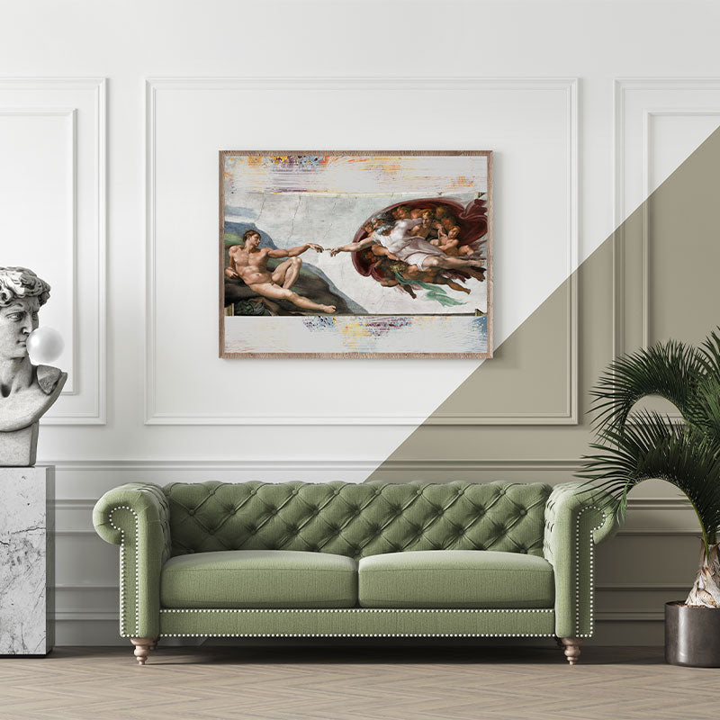 Quadro Decorativo A Criação de Adão em uma sala clássica com sofá verde.