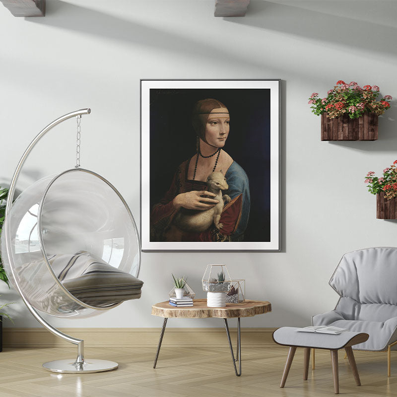 Quadro Decorativo Dama Com Arminho Pendurado em Parede Branca.