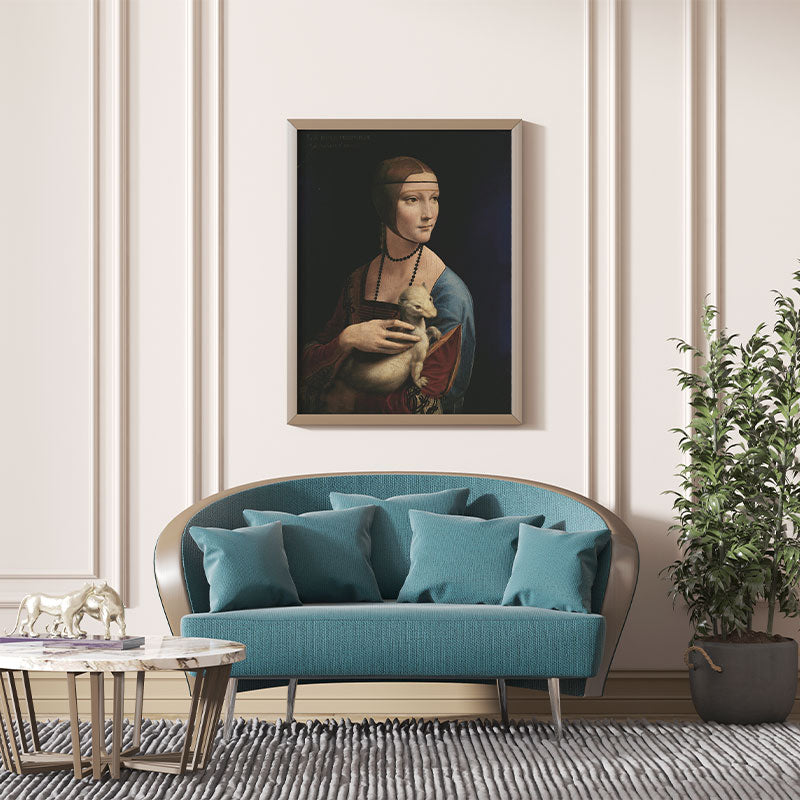 Quadro Decorativo Dama Com Arminho Pendurado Acima de Sofá Azul.