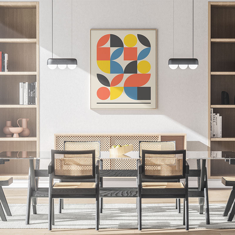 Quadro Decorativo Geométrico Bauhaus com moldura fina pendurado em parede clara, acima de buffet de madeira, em sala de jantar moderna.