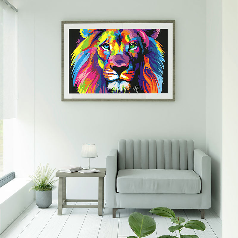 Quadro Decorativo Leão Colorido Pendurado Acima de Sofá Verde.