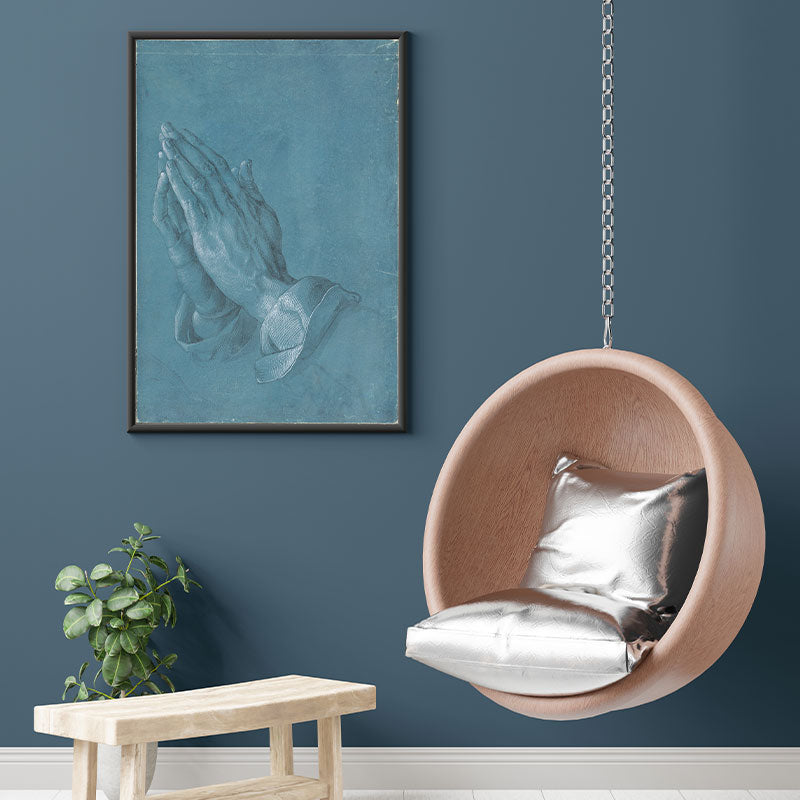 Quadro Decorativo Mãos Que Oram Pendurado ao Lado de Cadeira de Balanço.