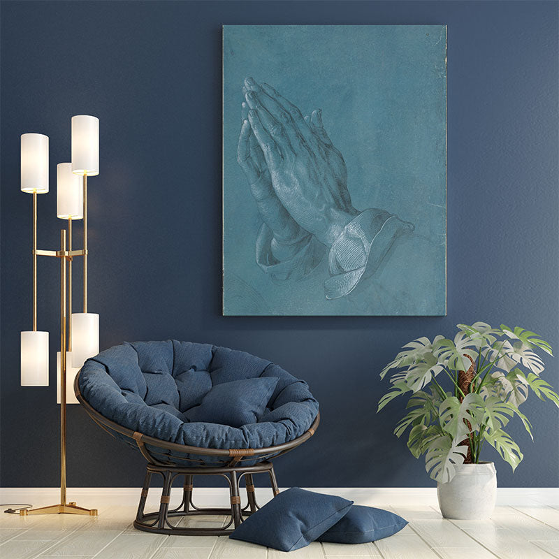 Quadro Decorativo Mãos Que Oram Pendurado em Parede Azul.