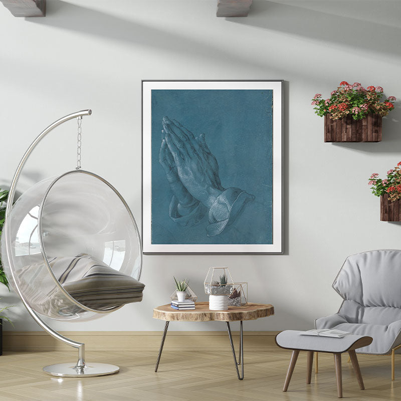 Quadro Decorativo Mão que Oram Pendurado em Parede Branca.