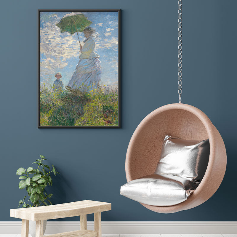 Quadro Decorativo Mulher com Sombrinha Pendurado ao Lado de Balanço.