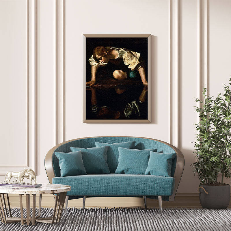 Quadro Decorativo Narciso Caravaggio com moldura sofisticada, destacado em uma sala elegante com sofá azul.
