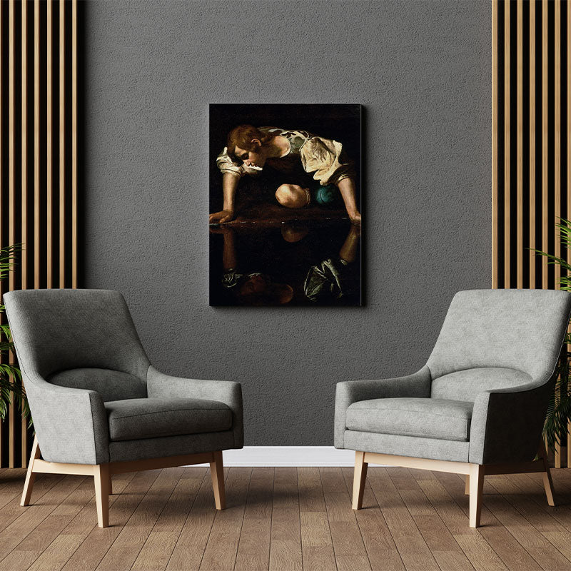 Quadro Decorativo Narciso Caravaggio em uma parede cinza, harmonizando com poltronas sofisticadas e detalhes em madeira.