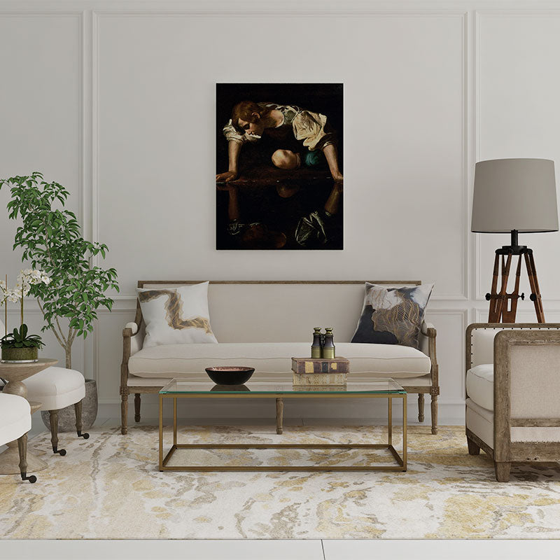 Quadro Decorativo Narciso Caravaggio em uma sala sofisticada com sofá clássico, mesa de vidro e decoração neutra.