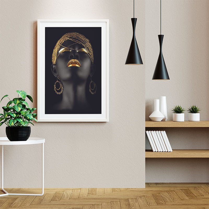 Quadro Decorativo Negra Dourada Pendurado ao Lado de Luminárias Pretas.