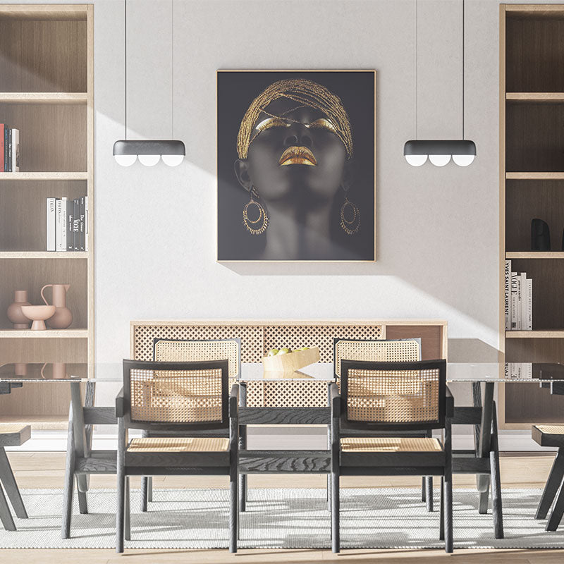 Quadro Decorativo Negra Dourada Pendurado em Sala de Jantar.