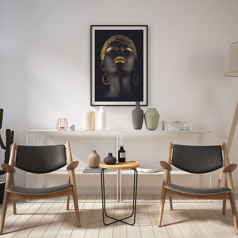 Quadro Decorativo Negra Dourada Pendurado em Sala Moderna.