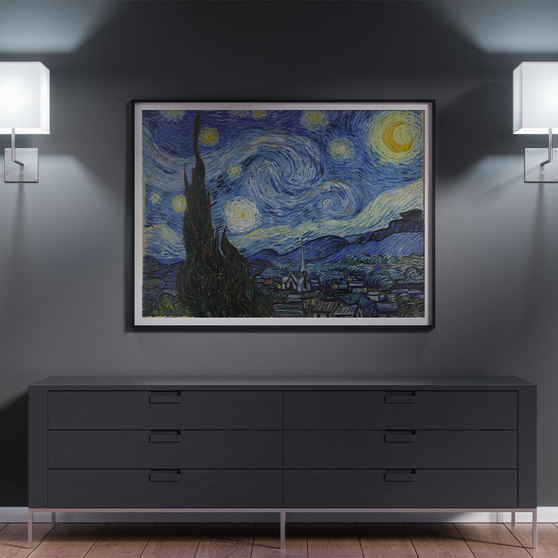 Quadro Decorativo A Noite Estrelada de Van Gogh em parede escura.