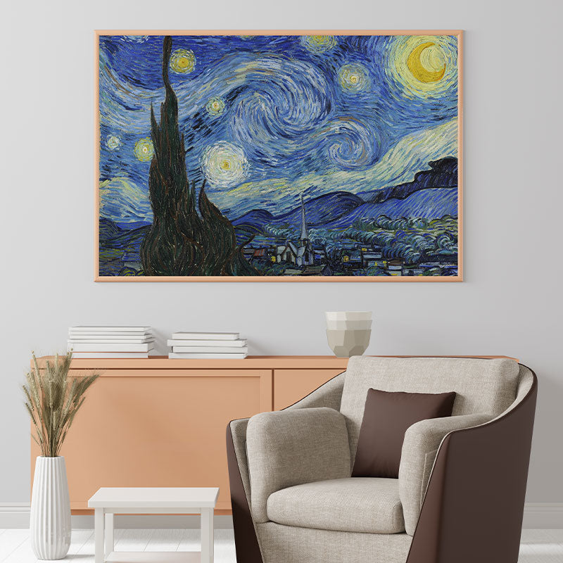 Quadro Decorativo A Noite Estrelada de Van Gogh pendurado em uma parede clara.