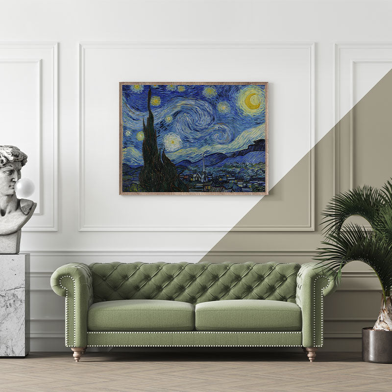 Quadro Decorativo A Noite Estrelada de Van Gogh em uma sala com sofá verde.