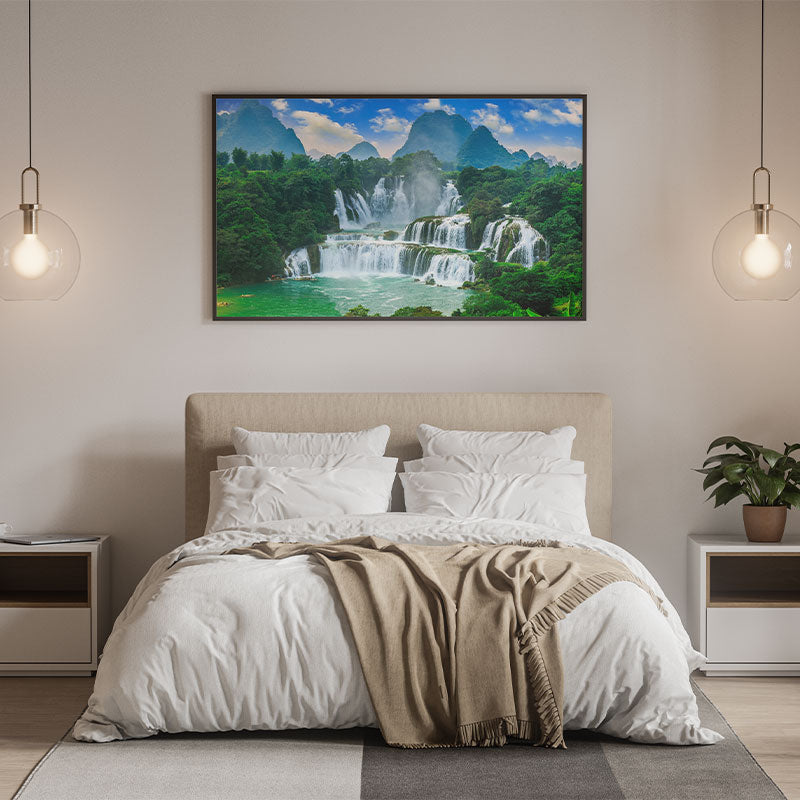 Quadro Decorativo Paisagem Cachoeira Pendurado Acima de Cama de Casal.