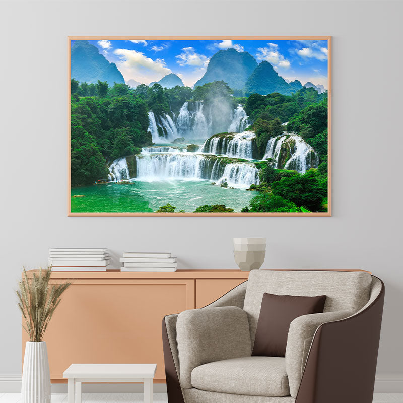 Quadro Decorativo Paisagem Cachoeira Pendurado Acima de Móvel de Madeira.