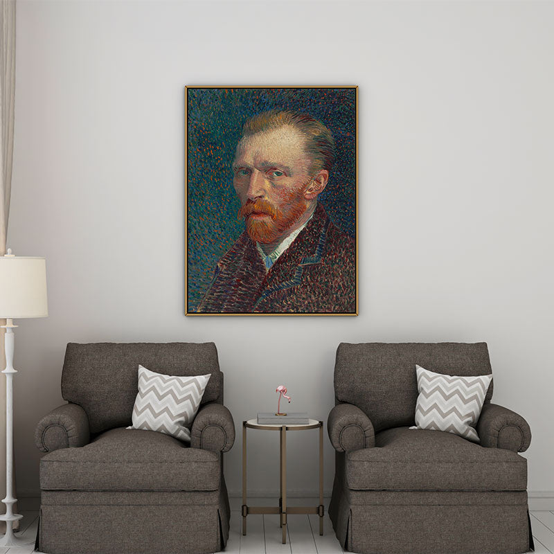 Quadro Decorativo Van Gogh com moldura em ambiente clássico, entre duas poltronas marrons com almofadas estampadas e mesa lateral dourada.