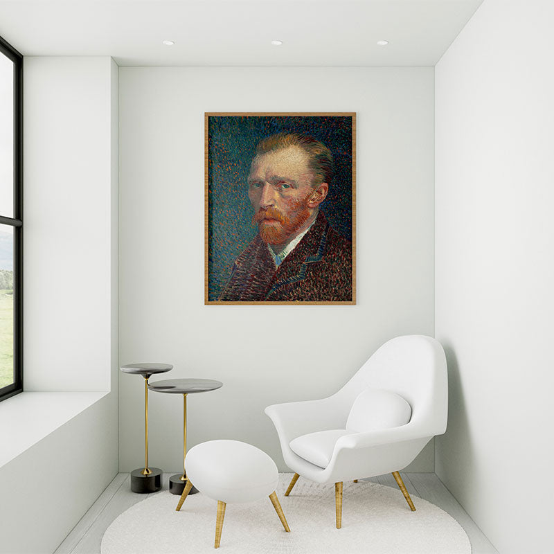Quadro Decorativo Van Gogh com moldura em ambiente minimalista, ao lado de poltrona branca, mesa lateral moderna e tapete claro.