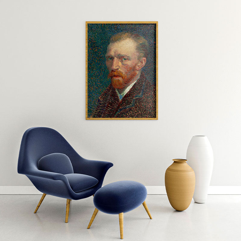 Quadro Decorativo Van Gogh com moldura em ambiente moderno, ao lado de poltrona azul e vasos decorativos sobre piso claro.