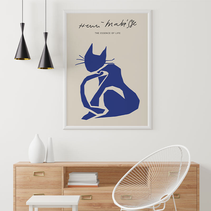 Quadro Gato Azul Matisse Pendurado Acima de Móvel de Madeira.