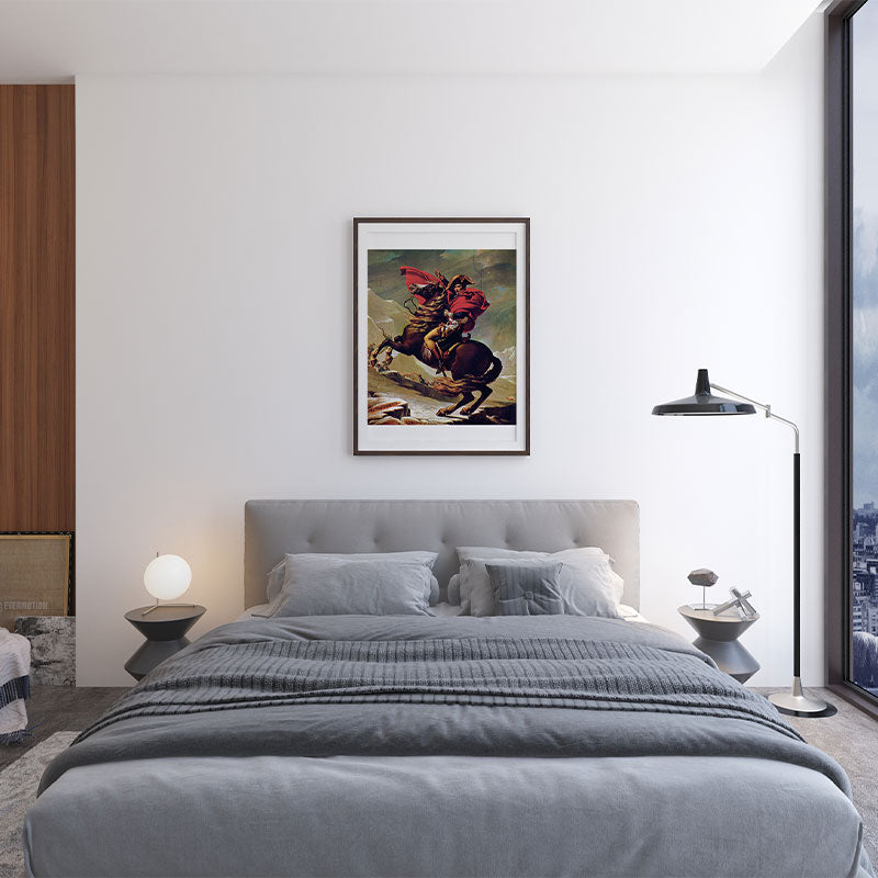 Quadro Napoleão Cruzando os Alpes Pendurado em Cima de Cama de Casal.