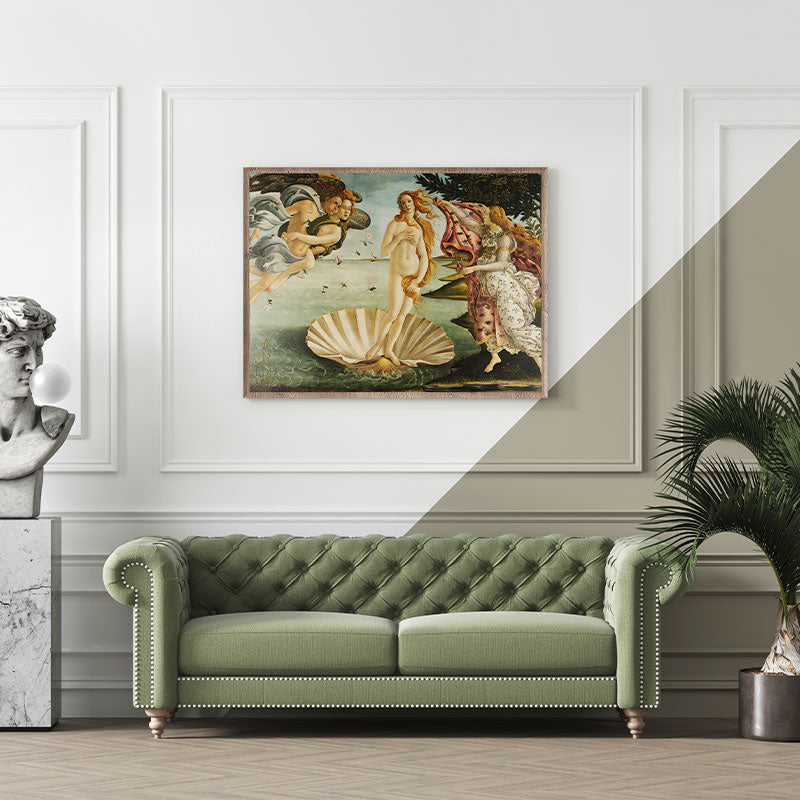 Quadro O Nascimento de Vênus Botticelli Pendurado Acima de Sofá Verde.