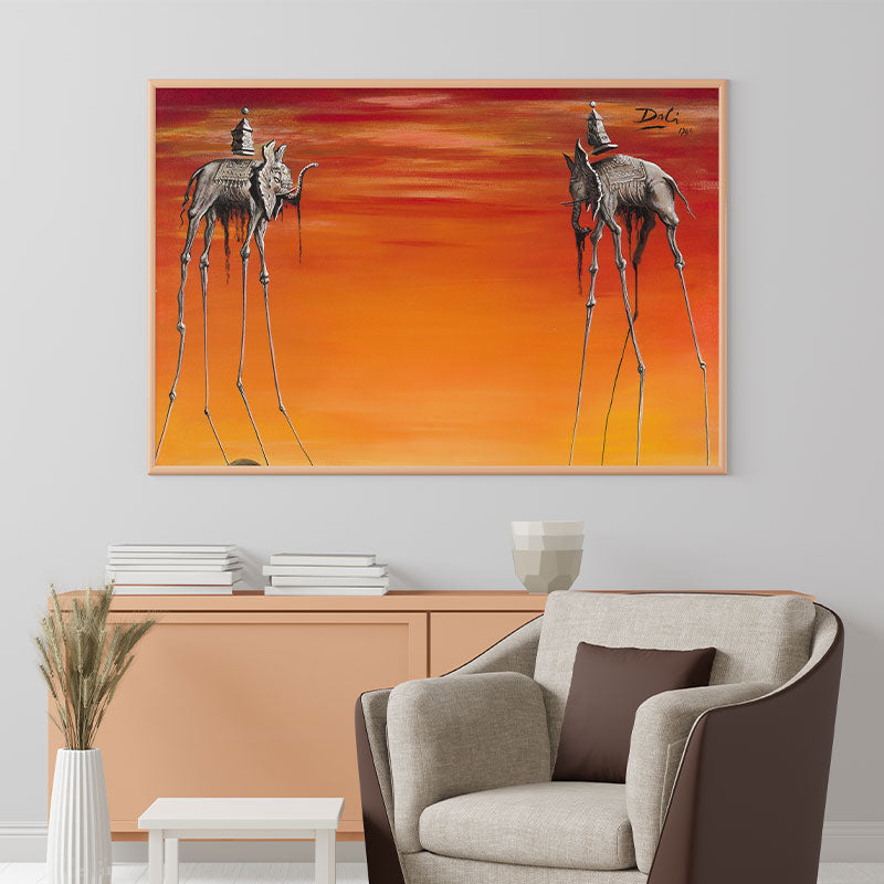 Quadro Os Elefantes Salvador Dalí Pendurado Acima de Poltrona.
