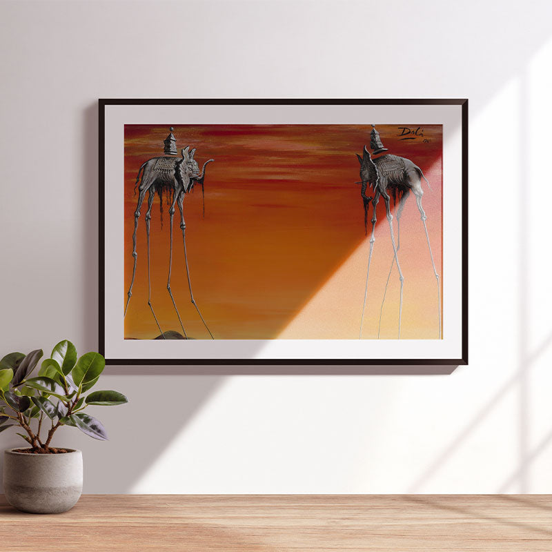 Quadro Os Elefantes Salvador Dalí Pendurado Acima de Superfície de Madeira.