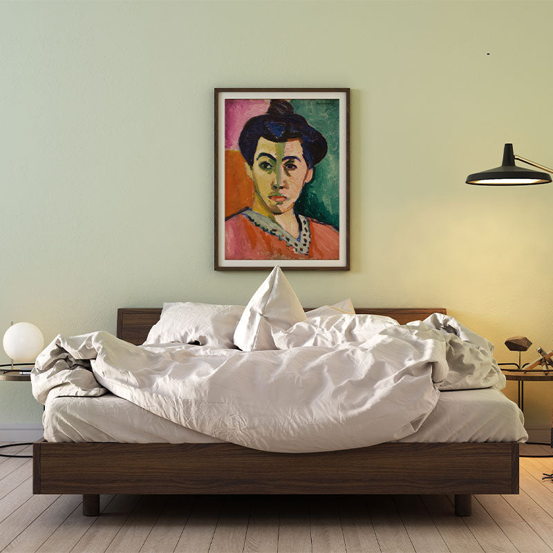 Quadro Retrato de Madame Matisse Pendurado Acima de Uma Cama.