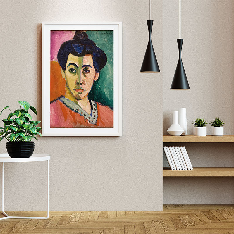 Quadro Retrato de Madame Matisse Pendurado ao Lado de Luminárias Pretas.