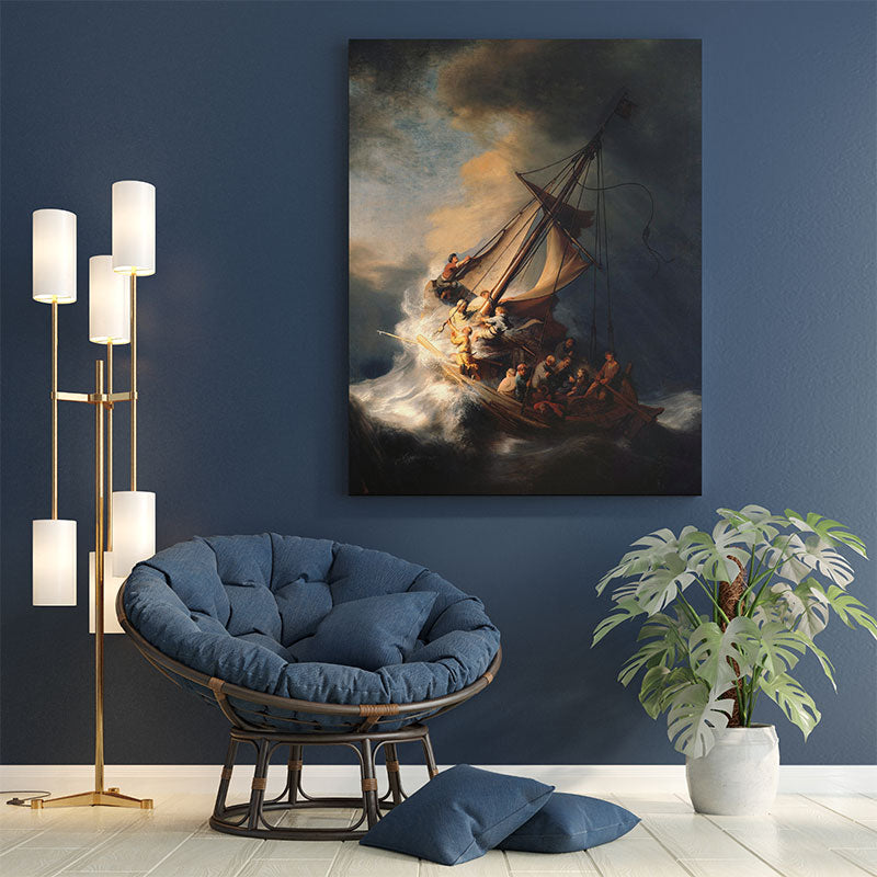 Quadro Tempestade no Mar da Galileia em parede azul, ao lado de poltrona aconchegante, luminária dourada e planta decorativa.