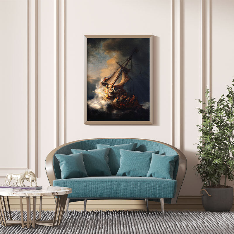 Quadro Tempestade no Mar da Galileia emoldurado, decorando parede clássica com sofá azul, mesa de mármore e planta ao lado.
