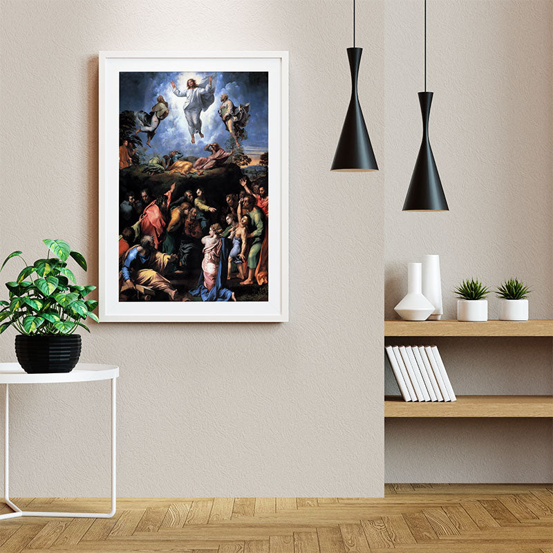 Quadro Transfiguração Rafael Sanzio Pendurado ao Lado de Luminárias Pretas.