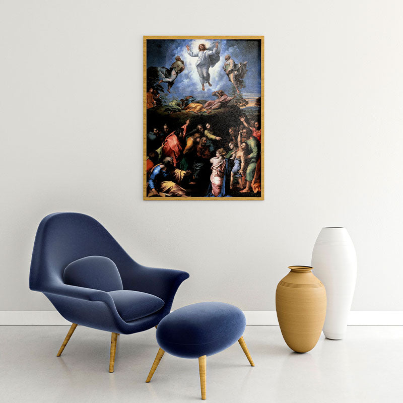 Quadro Transfiguração Rafael Sanzio Pendurado Acima de Poltrona Azul.