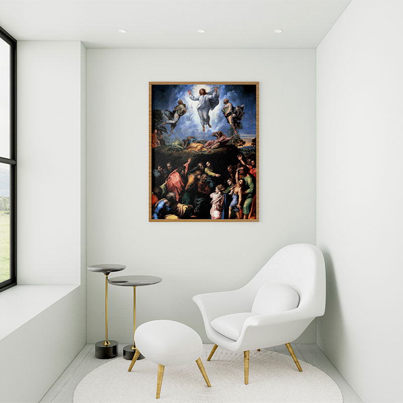 Quadro Transfiguração Rafael Sanzio Pendurado Acima de Poltrona Branca.