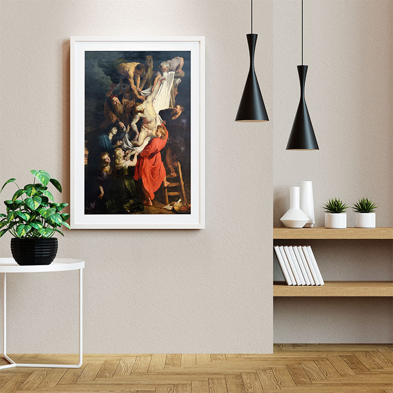 Quadro Decorativo A Descida da Cruz Pendurado ao Lado de Luminárias Pretas.
