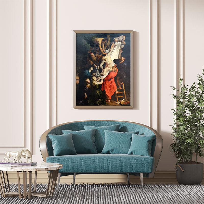 Quadro Decorativo A Descida da Cruz Pendurado Acima de Sofá Verde.